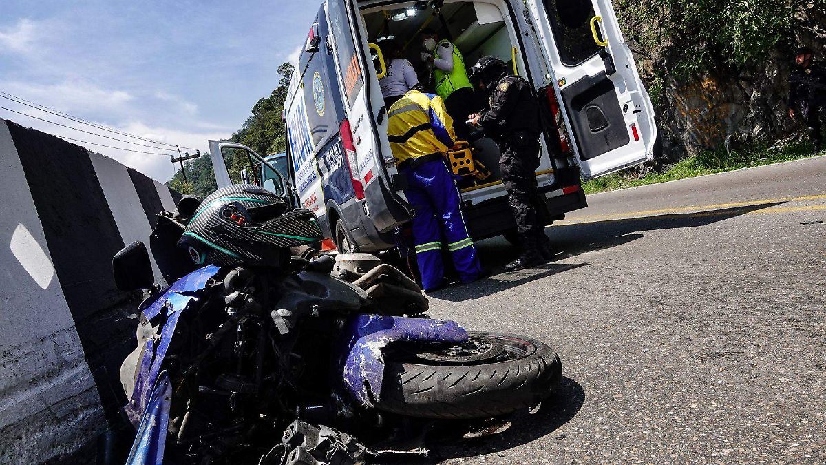 1202 Derrapan motociclistas en la “Super”; hay una joven herida -Cuarto Oscuro-